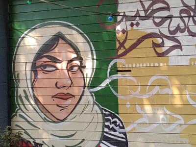 Portrait au keffieh sur rideau de fer — Street art à Marseille
