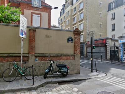 PA_822, Space Invader on 2–12 Rue de Lesseps — Street art by Invader in Paris