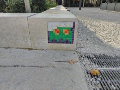 NIM_01, Space Invader on 1 Esplanade Charles de Gaulle — Street art by Invader in Nîmes