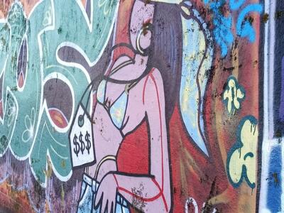 Femme au bandeau Bean et étiquette dollars — Street art à Lisboa