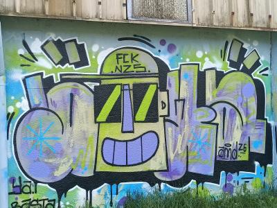 Robot souriant vert et violet — Street art à Sainte-Luce-sur-Loire