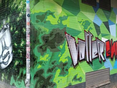 Voller Energie et le verre de Kölsch — Street art à Köln