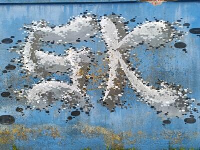 Bubble lettering speckled with white — Street art in Lisboa