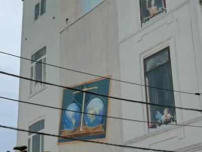 Façade en trompe-l'oeil et balance des mondes — Street art à Bruxelles