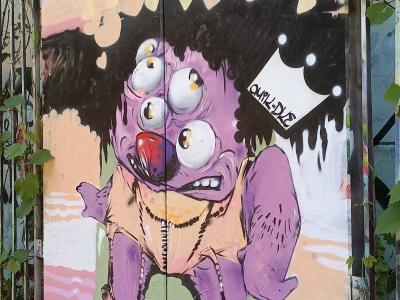 Monstre violet à quatre yeux — Street art à Berlin