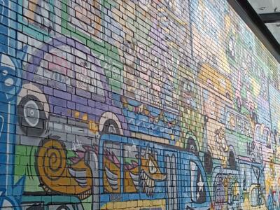 Panorama de véhicules et créatures pastel — Street art à Köln