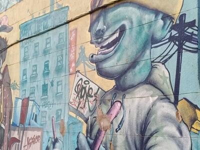 Personnage au grand béret étoilé — Street art à Marseille