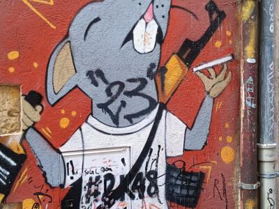 Rat en tee-shirt à la bombe — Street art à Marseille