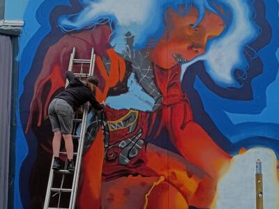 Figure rouge et phare en cours — Street art à Paimpol