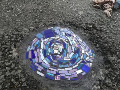 La mosaïque au sol « E » d'Elzarra — Street art de Elzarra à Bayonne