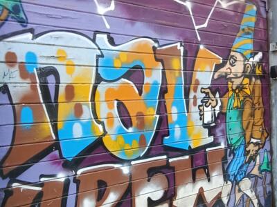 Bouffon au chapeau rayé et lettrage DSL — Street art à Marseille