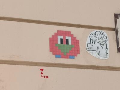 Créature rouge en mosaïque par Waldo — Street art de Waldo à Le Mans
