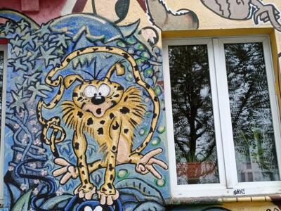 Schöner Wohnen, le léopard et le petit singe — Street art de Klaus Klinger à Düsseldorf