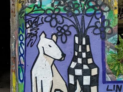 Bull terrier blanc et vase à damier — Street art à Lisboa