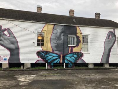 Femme au papillon bleu — Street art de Osiris Rain à New Orleans