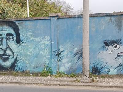 Blue caricature and fish on a rainy day — Street art in Lisboa
