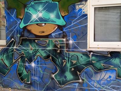 Wildstyle vert et personnage à la casquette — Street art à Düsseldorf
