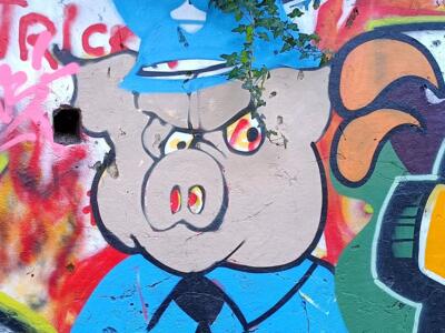 Cochon policier en chemise bleue — Street art à Lisboa