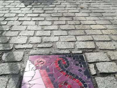 La mosaïque au sol « IS » d'Elzarra — Street art de Elzarra à Bayonne