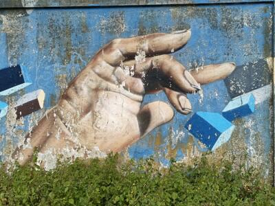Main photoréaliste et briques en apesanteur — Street art de Pariz One à Lisboa