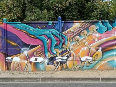 Mains bleues et cuivres enchevêtrés — Street art à Reims