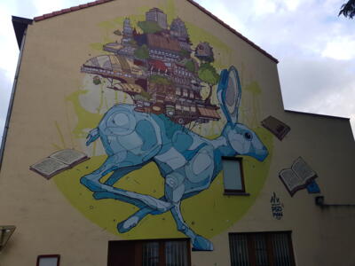 Le lièvre bleu et la ville flottante — Street art de Psoman à Bruxelles