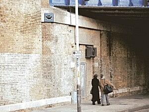 LDN_85, Space Invader on Southwark Street — Street art by Invader in London