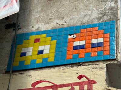 VRN_04, Space Invader on 24/7, Bangali Tola Road 221001 Varanasi — Street art by Invader in Varanasi