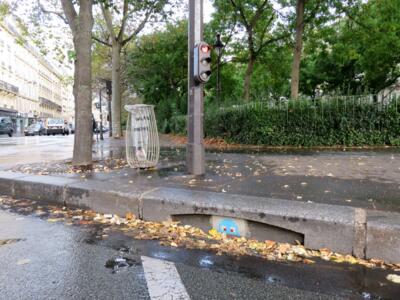 PA_522, Space Invader on Avenue de la République — Street art by Invader in Paris