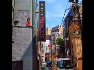 TK_121, Space Invader de Rambling Street — Street art de Invader à Tokyo