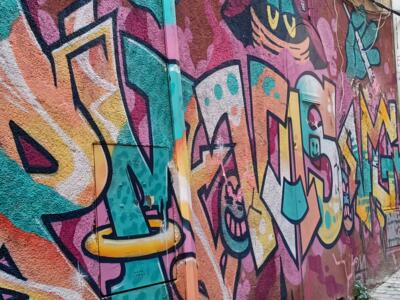 Lettrage multicolore et chat guetteur — Street art à Marseille