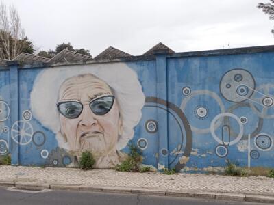 Dame aux lunettes parmi les engrenages — Street art de Robot One à Lisboa