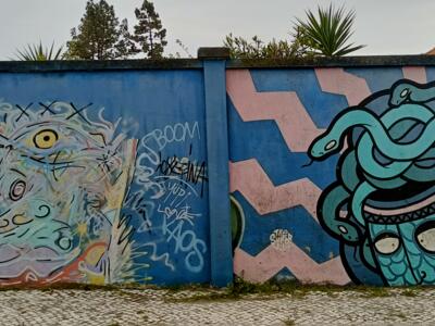 Chat griffonné et Méduse aux serpents — Street art à Lisboa