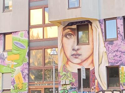Madone de la façade violette — Street art à Berlin