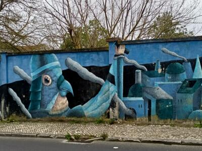 Hommes-oiseaux et ville de cônes — Street art de Saddo à Lisboa