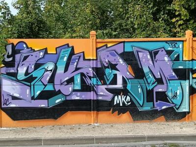 Lettrage lavande et turquoise par MKO — Street art à Reims
