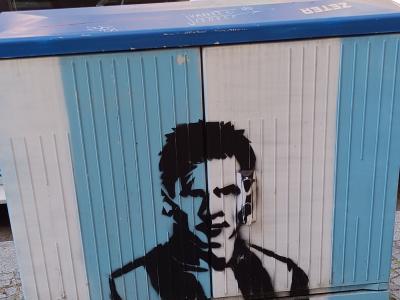 Messi au pochoir sur drapeau argentin — Street art à Berlin