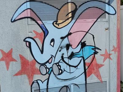 Baby elephant in a circus hat — Street art in Yffiniac