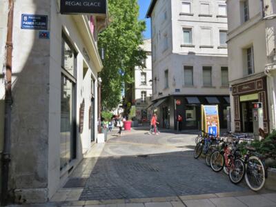 AVI_15, Space Invader on 2 Rue Bancasse — Street art by Invader in Avignon