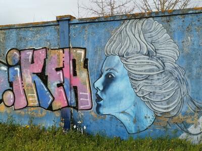 Lettrage rebondi et profil de femme — Street art à Lisboa