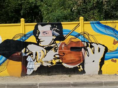 Le violoniste, pochoir noir et blanc — Street art à Reims