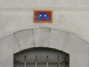 GRN_32, Space Invader du cours la Fontaine — Street art de Invader à Grenoble