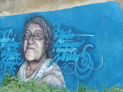 Portrait de femme et calligraphie bleue — Street art à Almada