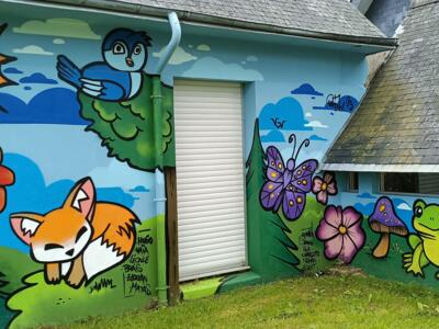 Sunglasses sun and sleeping fox — Street art in Langueux