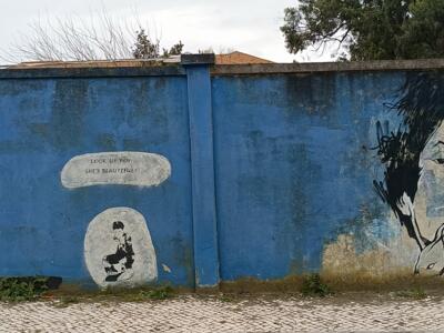 Look up boy, she's beautiful — Street art in Lisboa