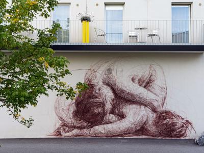 Corps entrelacés sur Eggenberger Gürtel — Street art de Jacoba Niepoort à Graz