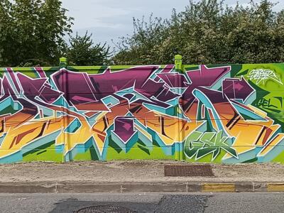 Lettrage prune et orange et Grand Master Ser — Street art à Reims