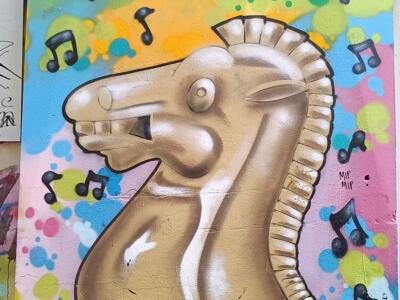 Cavalier d'échecs et notes de musique — Street art à Marseille