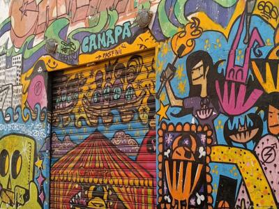 Façade with big top and pink violin — Street art in Marseille