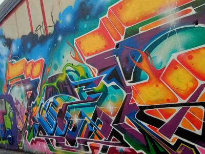Mur de lettrages en perspective — Street art à Köln